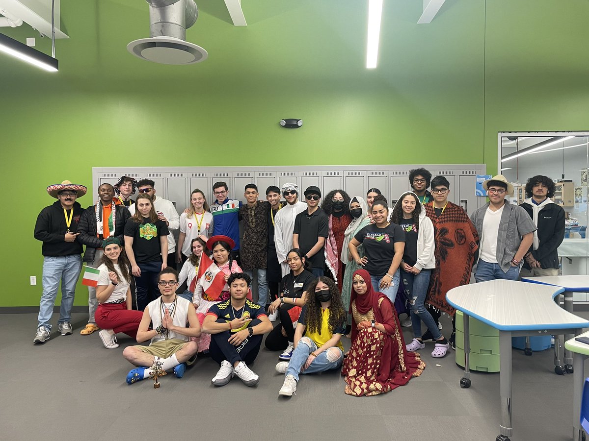 ellengianakis's tweet image. More #cultureday highlights from senior week! 🎉💕 @DcLstem #pctvs #pcti #dclstem