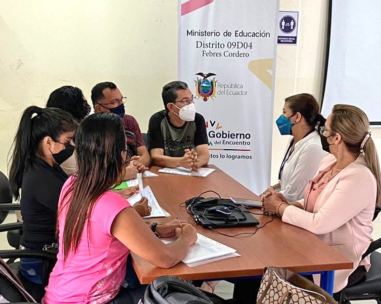 monka78's tweet photo. Dialogamos sobre la importancia de la formación y la continuidad de los procesos con los docentes mentores del distrito #09D04 y participé también de la emotiva ceremonia de graduación del plantel Aida León de Rodríguez Lara https://t.co/VIvktxTRU9