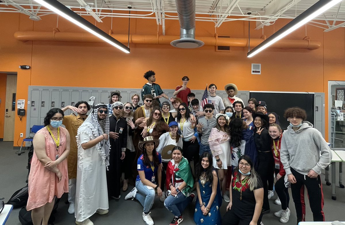 ellengianakis's tweet image. Day ✌🏻 of @DcLstem senior week! #cultureday #pctvs #pcti #dclstem