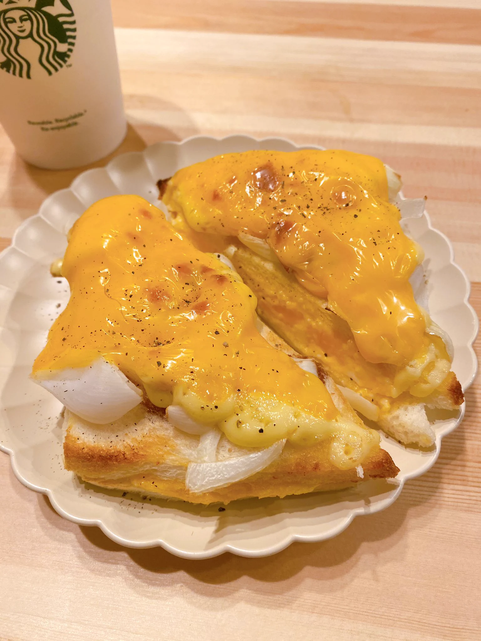 ちょうどふるさと納税で届いたから作ってみた！
とろけるチーズ常備してないのでチェダーで！朝からみじん切りする気力ないからざく切りで！
卵はさんであるのコメダのピザトーストみたいで嬉しい🧡  