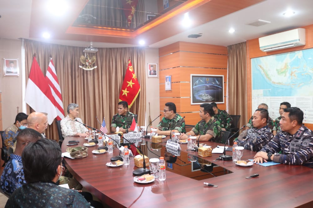 Puspen_TNI's tweet image. Pangkogabwilhan I Terima Kunjungan Kehormatan Dubes Amerika Serikat

👉tni.mil.id/view-212096-pa…

#TNI #KogabwilhanI #Dubes #AmerikaSerikat