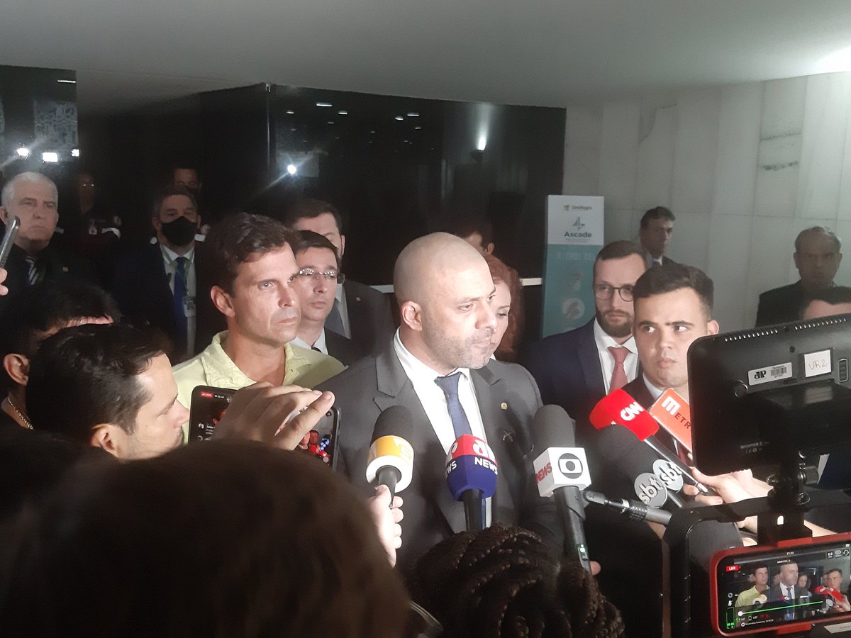 BlogdoNoblat's tweet photo. Daniel Silveira anunciou q vai dormir no plenário, xingou Alexandre Moraes e disse q o ministro comete um "bando de atrocidade jurídica". https://t.co/CCVVh8mpsk