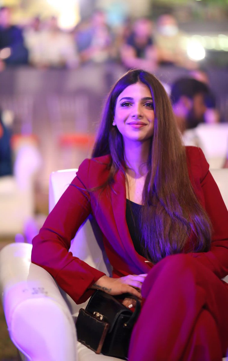 MediaSpringPk's tweet photo. Always pushing the barriers @soniahussyn was seen as a brand ambassador at the MMA Lagacy Fight. We love that maroon suit on her, solid 10/10 look!
#MMA #LegacyFight #SonyaHussyn #legacyFightSeries https://t.co/eeOaq6RkqN