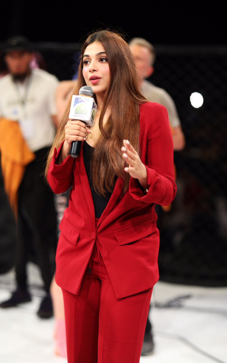 MediaSpringPk's tweet photo. Always pushing the barriers @soniahussyn was seen as a brand ambassador at the MMA Lagacy Fight. We love that maroon suit on her, solid 10/10 look!
#MMA #LegacyFight #SonyaHussyn #legacyFightSeries https://t.co/eeOaq6RkqN