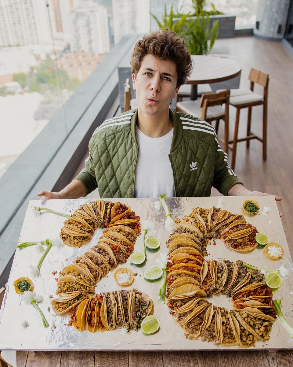 JuanpaZurita's tweet photo. Hoy tenemos globitos, hoy son 26. Gracias por su amor. https://t.co/pj21s2fYo0