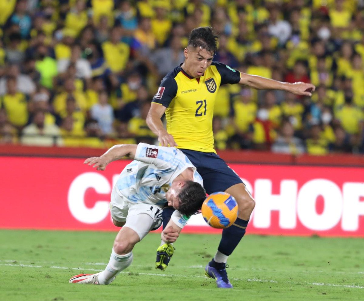 DiarioExtraEc's tweet photo. Algunos momentos del partido entre #Ecuador y #Argentina, en el #Monumental donde la albiceleste está ganando 0-1.

FOTOS: Miguel Canales / EXTRA

#ECUvsARG  0-1 https://t.co/PDIBT40KDN