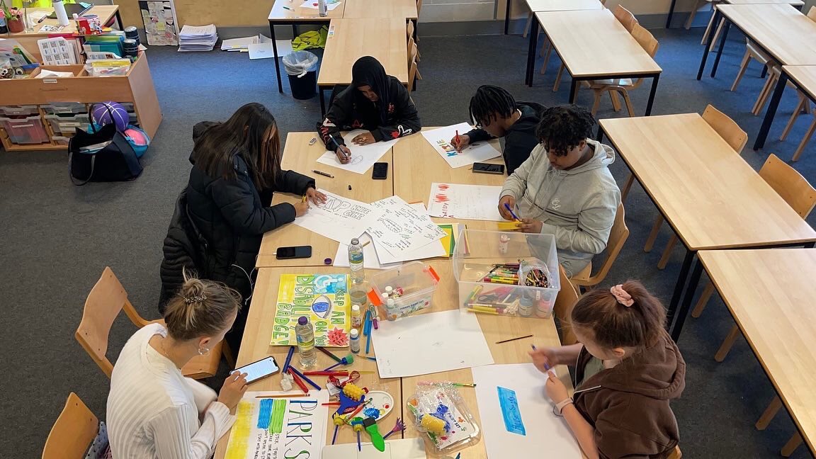 DrAyshaRaza's tweet photo. At tonight’s @EalingSNB #ESNB #publicmeeting we were told all about one of our @MOPACLdn funded projects with our #youngpeople run by @ZnaniyeFdn on what is a #saferneighbourhood lots of thoughts to consider when we shape services for our borough @EalingCouncil @ealingMPS https://t.co/WvjEKHaiwV