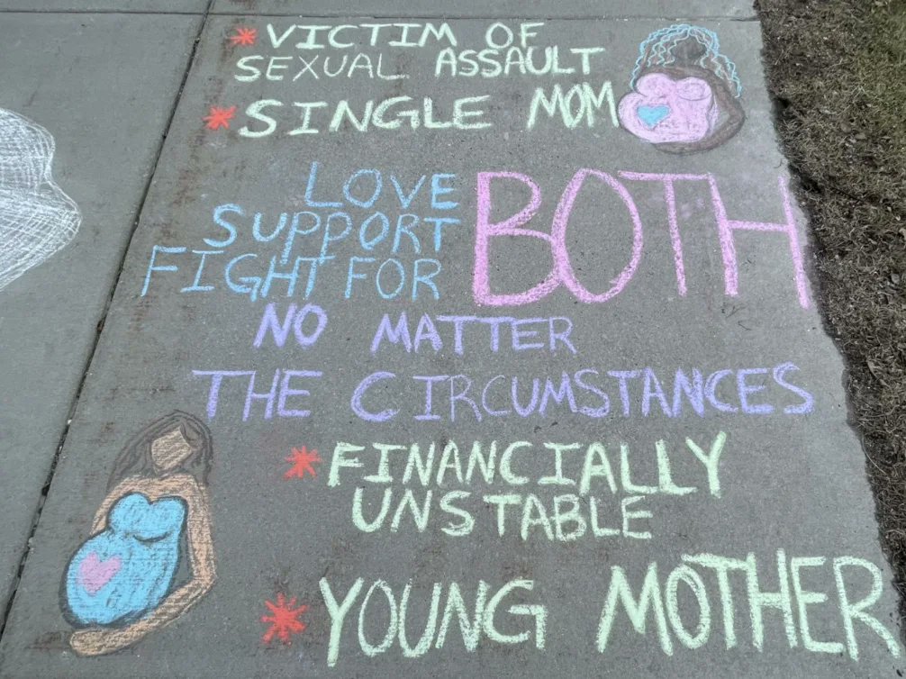 sfl_cmich's tweet photo. Couple of SFL members went out and participated in Chalk Day!

#nationalprolifechalkday #chalkday #prolife #sfl #cmu #cmustudents #cmusfl #cmustudentsforlife #nationalsidewalkday #prohumans #prolifegeneration #prolifegen https://t.co/yDudklZQqv