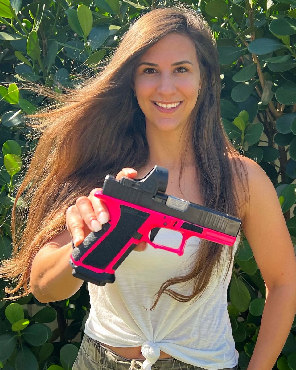 RapidFireRachel's tweet photo. Gun of the days is this “Gucci Glock” build courtesy of a fellow BOP member Darius! #Gun365
What would be your dream build?
I didn’t get to shoot it but next timewe’re definitely going to the range! #RapidfireRachel #SquadDrills https://t.co/fGXiPQzsmL