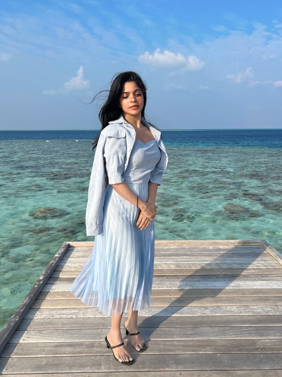 ɪɴ ᴛʜᴇ ᴍᴏᴏᴅ ᴏғ Mᴀʟᴅɪᴠᴇᴇss🤗

#DivyaBharathi #Maldives