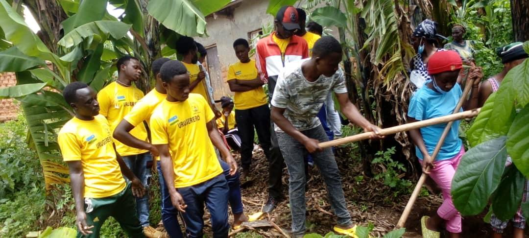 Museminarij's tweet photo. Kubufatanye na Conservation heritage Turambe,Intore z'iri k'urugerero,ubuyobozi bwa @MMusanze,n'Abaturage,hakozwe  umuganda wo gutera ibiti bivangwa n'imyaka ndetse n'ibiti bya avocado.umuganda wagenze neza.@AMpuhwe ,@ramuli_janvier @kamaxelle @MusanzeDistrict https://t.co/AQJJqIY68G