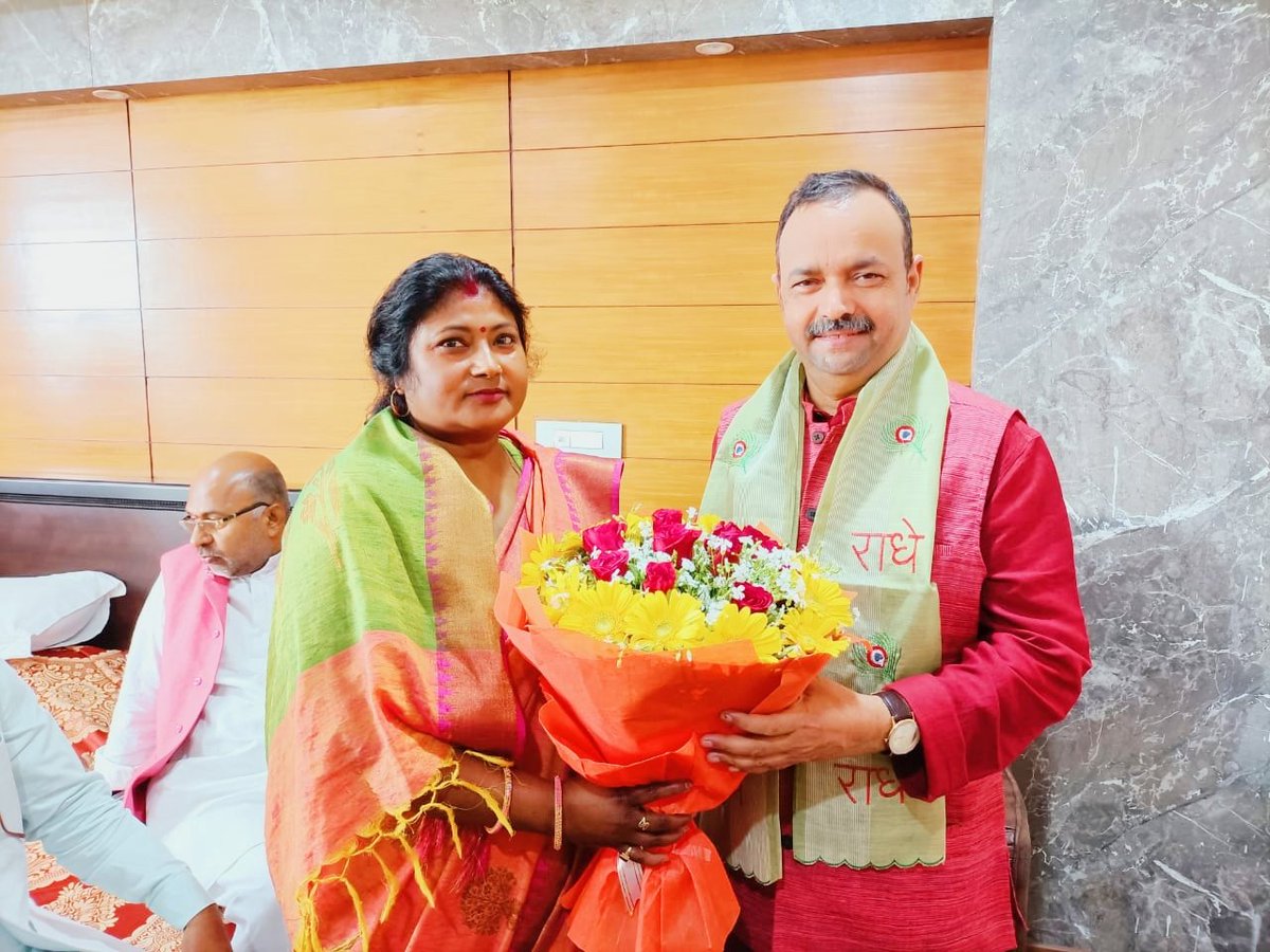kshamavermabjp's tweet photo. परम आदरणीय माननीय राज्य मंत्री (स्वतंत्र प्रभार) श्री @JPSRathoreBJP जी को सहकारिता विभाग मिलने पर पुष्पगुच्छ भेंट कर बधाई दी  💐💐 https://t.co/neDWbkA5Zn