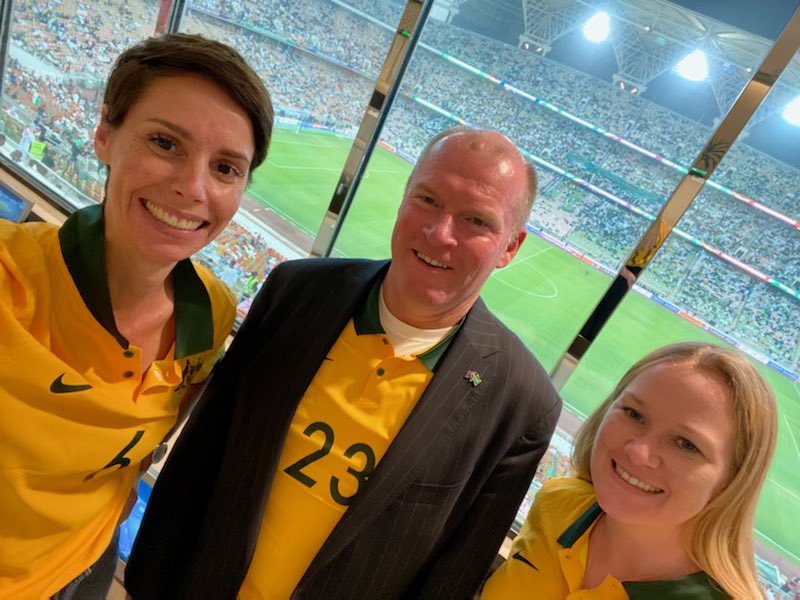 AusAmbKSA's tweet photo. شيئ رائع أن ندعم @Socceroos الليلة في مباراتهم هنا في جدة. مبروك لمضيفنا 🇸🇦 @saudiFF على فوزكم وتأهلكم لـ @FIFAWorldCup . خالص الشكر والتهنئة لمضيفنا @gsaksa_en  معالي الوزير الأمير عبد العزيز بن تركي الفيصل. MD https://t.co/DepzwLC0qf