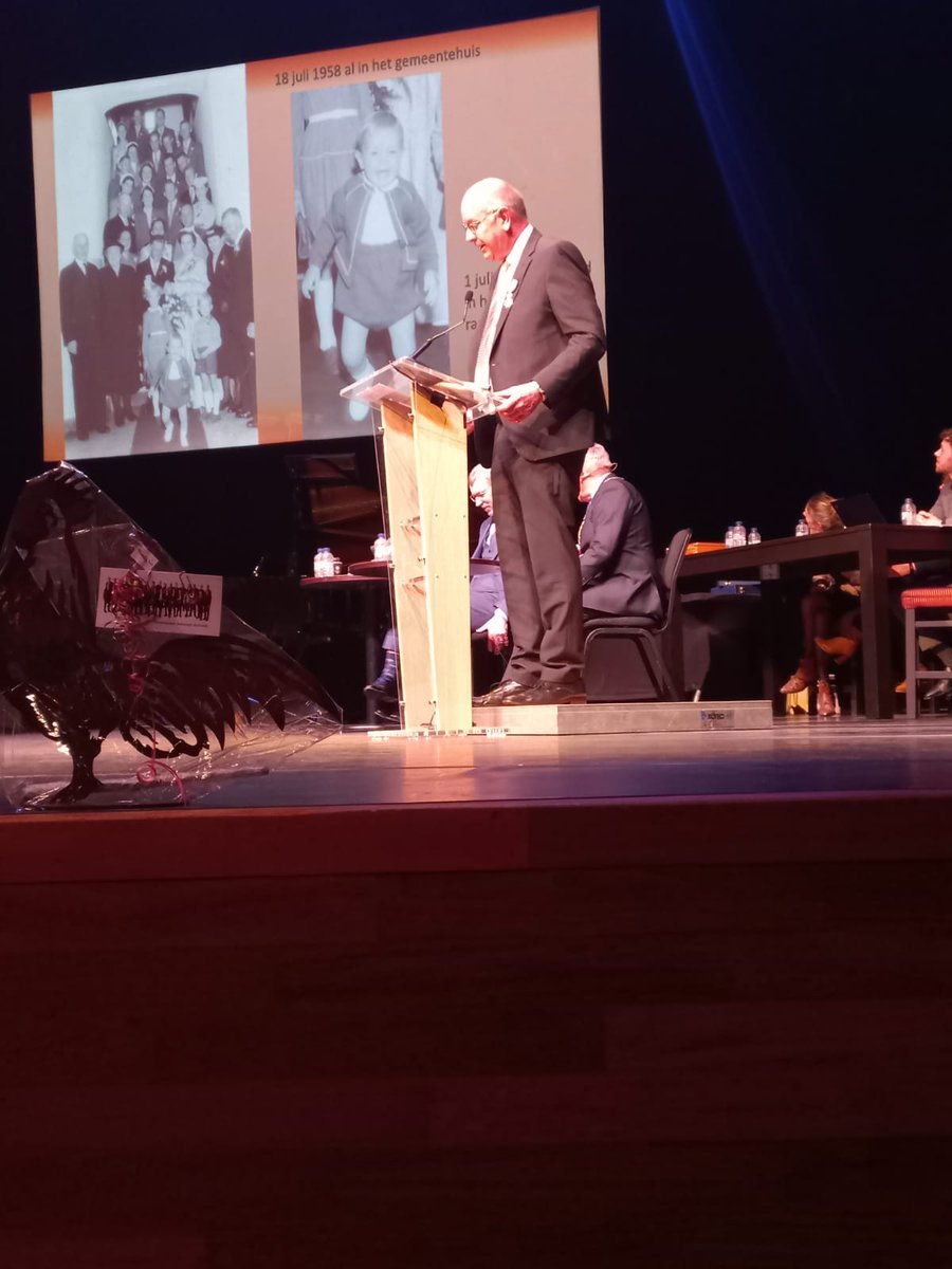 Gisteravond nam <a href="/SGPBarneveld/">SGP Barneveld</a> #ploeggenoot <a href="/GertPloeg/">Gert Ploeg</a> na 24 jaar afscheid van de gemeenteraad <a href="/BarneveldInfo/">Gemeente Barneveld</a>. Van onze <a href="/Koning_NL/">Willem-Alexander</a> ontving hij een ridderorde.