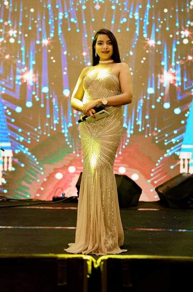 EvaAyushi's tweet photo. You know what is biggest quality of a queen? That she can always turn pain into Power 💪
.
.
#IAmAyushiraj👑 #IAmYourHostTonight 
#AyushiTheOomphFactor✨ #DivaOnStage https://t.co/qyMKU5x0pV