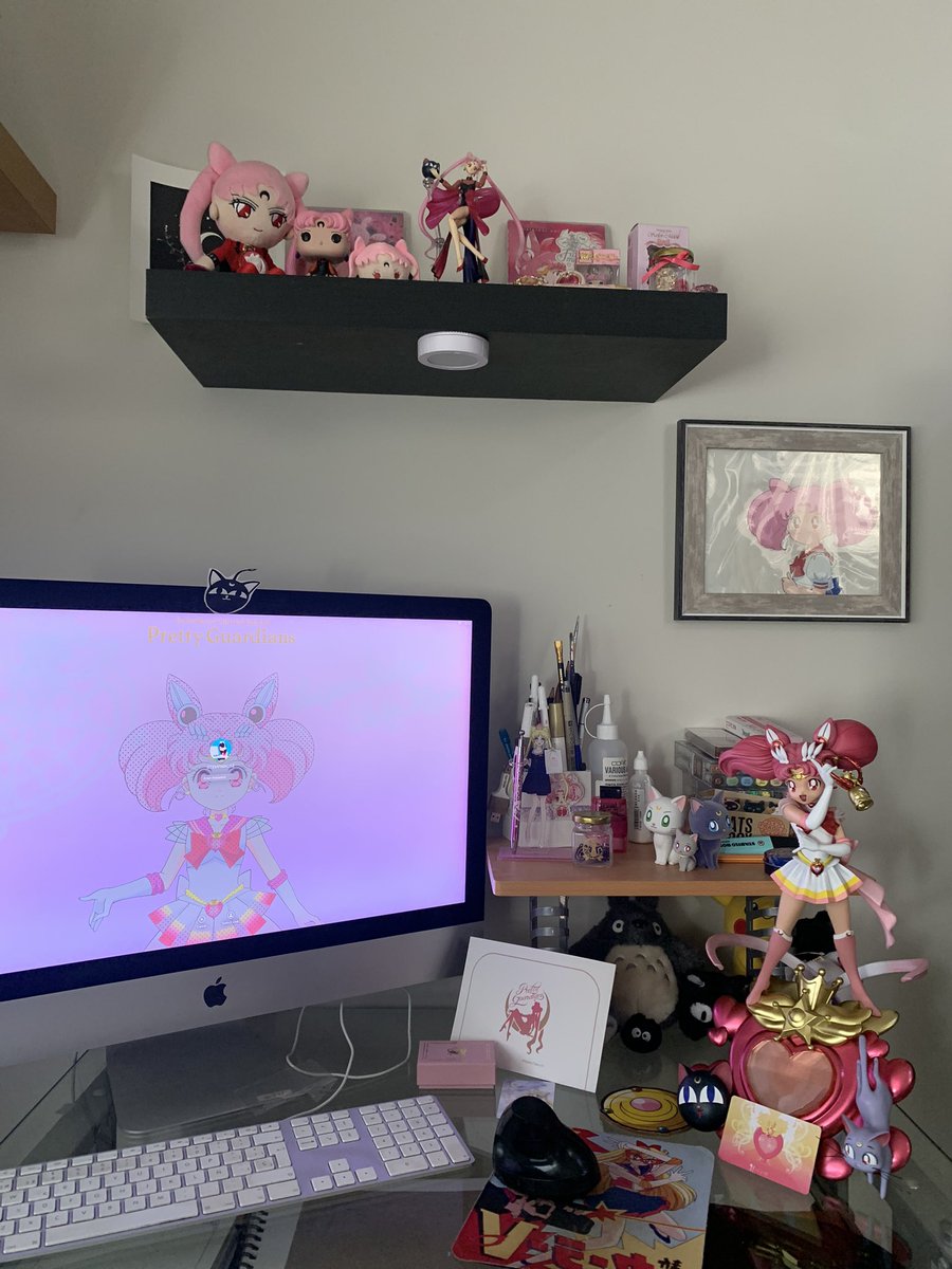 Buffsak's tweet photo. @Higadodepato Querida Sofia; este es mi estudio, tengo 35 años ahí trabajo y hago mis dibujos de anime, soy muy feliz y por cierto muchas de esas cosas me las regaló mi esposo 💖☺️ Quédense con alguien que los ame con todo lo que son 💖 https://t.co/Co4d6ToDhY
