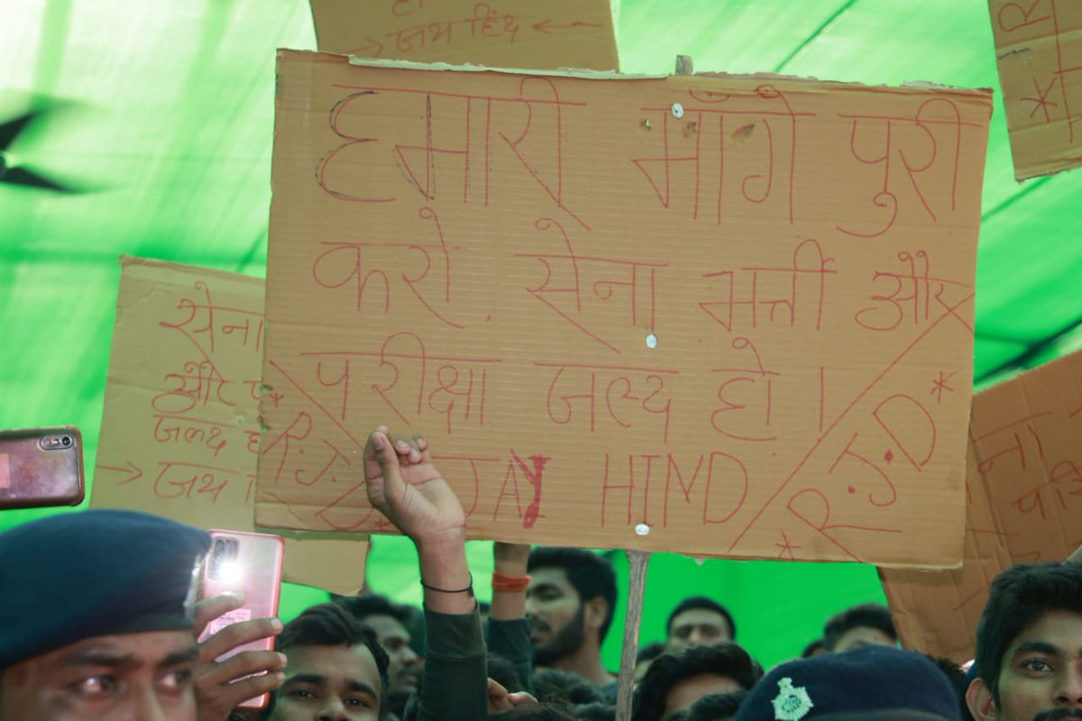 RJD_Campaign's tweet photo. बिहार की NDA सरकार में बेरोज़गारी, महंगाई, महाजंगलराज, जर्जर शिक्षा और स्वास्थ्य, अफसरशाही से जनता का जीना दूभर है!

आगामी विधान परिषद चुनाव में पटना से राजद  प्रत्याशी श्री कार्तिक सिंह के पक्ष में वोट अपील कर जनसमूह से काम की बात करते नेता प्रतिपक्ष तेजस्वी जी: https://t.co/fOVbasYLI6