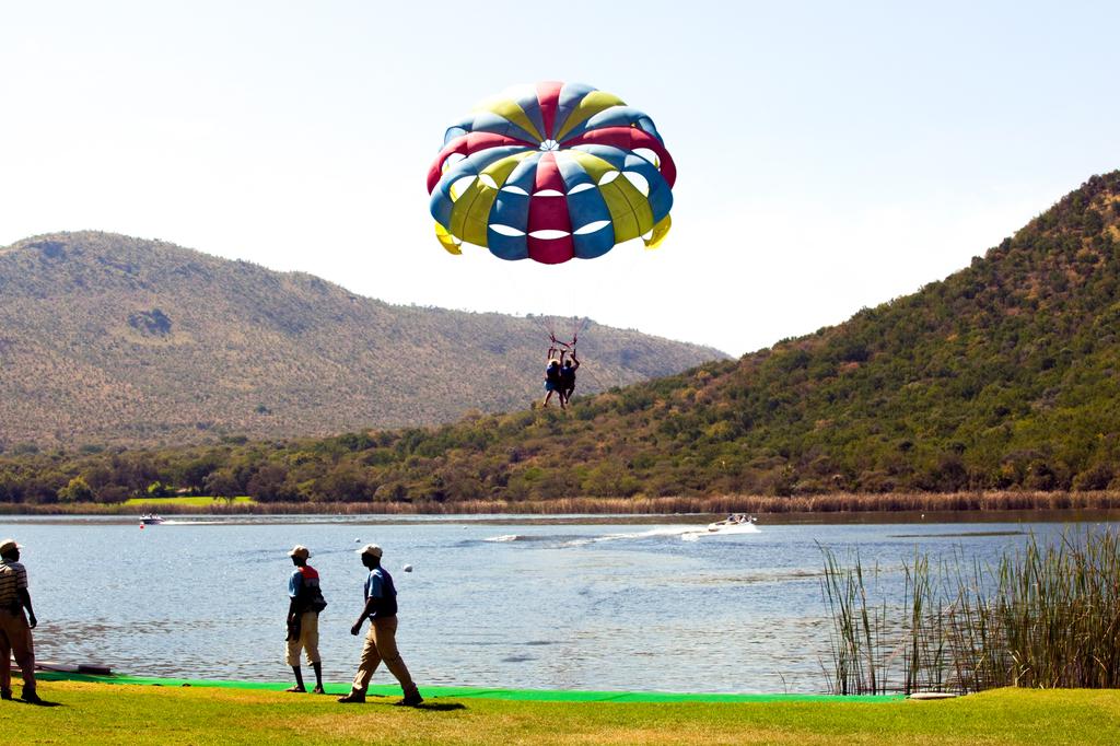 #ShareSouthAfrica😎🇿🇦 RT <a href="/VisitSA_India/">South African Tourism</a> 

Gliding in the sky with the wind in your hair is an exquisite experience that you shouldn't miss out on! Come parasailing in South Africa! 

#ExperienceSA  #SouthAfricaTravel #MeetSouthAfrica #DiscoverSouthAfrica  #VisitSASoon