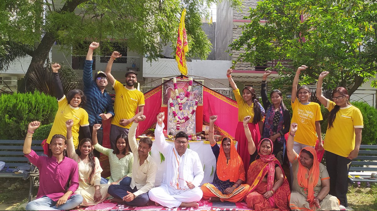 HymnYoga's tweet photo. @HymnYoga के चतुर्थ स्थापना दिवस के शुभ अवसर पर भक्तियोग के प्रणेता, नवधा भक्ति के प्रतिपादनकर्ता भक्त शिरोमणि महावीर हनुमान जी की भाव-स्तुति के साथ सुन्दरकाण्ड पाठ का आयोजन किया गया। 
March 29th, 2022
🕉️🧘🏼🕉️
#सुन्दरकाण्ड_पाठ
#HymnYoga
#4thfoundationday
#योग_यज्ञ_संस्कार https://t.co/kYpFGgs278