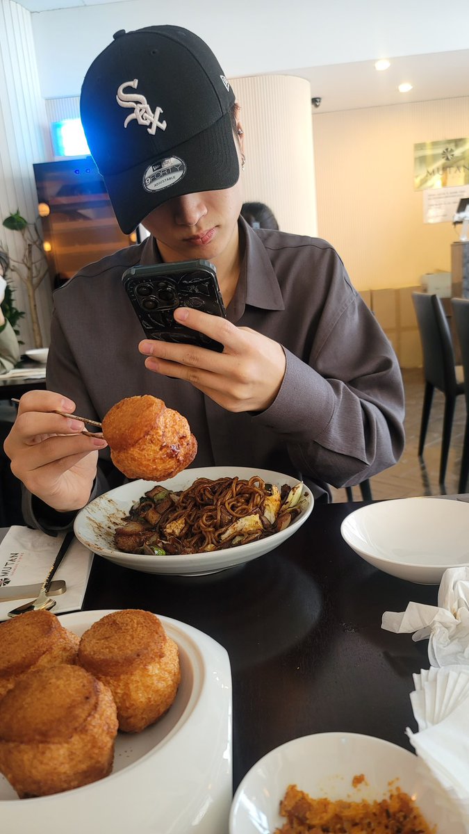 _eushin's tweet photo. D-Day 4. Lunch w/ @_halekatz https://t.co/bc9Eqamg3Z