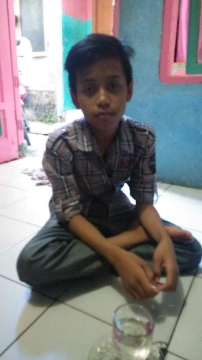 Twitter Please Do Your Magic !
Dapat info dari group relawan Kabupaten Bekasi. Kronologinya :
 
Anak ini bernama Akbar umur 14thn. Ibunya dia bernama mba iis dan ayahnya bernama Sofian( bang Aceh) dan dia mempunyai KK KK nya ada 3 yaitu : Mutia, Nanang, Rizal.