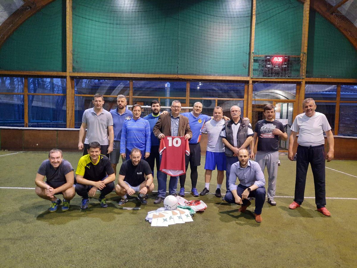 SrbijaZdrava's tweet photo. Потпредседник Здраве Србије Милољуб Албијанић, у име странке, даривао је фудбалску лопту и дресове рекреативцима БСК, са једноставном поруком гласајте 10, то је најбољи број!

Здрава Србија се залаже за афирмацију и развој како аматеског тако и професионалног спорта. https://t.co/MLJaUIR0ai