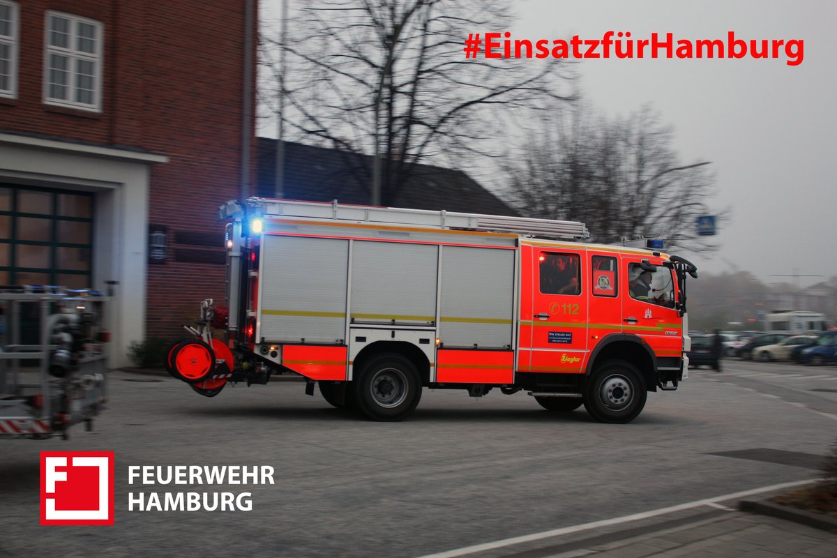 FeuerwehrHH's tweet photo. Böschungsbrand in #Hamburg #Rothenburgsort – @FF_Hamburg und @FeuerwehrHH  verhindern Übergreifen der Flammen auf angrenzende Lagerhallen.

Der Bericht⤵️
https://t.co/c8vMQXCELO

#EinsatzfuerHamburg #150FwHH #FEU3 https://t.co/3pjUJq1C5T
