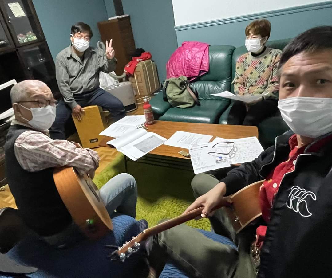 【アコースティックナイト】4月5日

4月5日繁昌亭夜席での演奏に向けての最終練習は無事…?終了。
1週間前、和歌山でお会いした濱口祐自さんのギターはいつも通りの絶好調ぶりです!! 