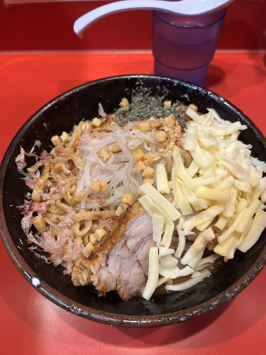 Azuki_y0516's tweet photo. 桐龍東川口本店　限定Aトマトまぜそばミニ＋チーズ
なんだか珍しい限定をやっていたのでこちらをオーダー。合いそうなチーズトッピング。
トマトとバジルでめっちゃイタリアン。これはこれでうまい！麺があう！ https://t.co/v2eqpsj1p2