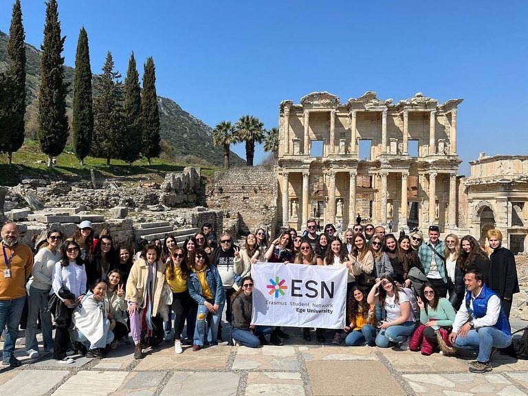 EgeUniErasmus's tweet photo. Ephesus trip with Erasmus Office and ESN crew. We had such a great time all together. ✨🌍☀️🥰
#erasmusstudentnetwork #internationalrelations #erasmusturkey #erasmusplus #egeuniversity https://t.co/6vMYyHtJF8