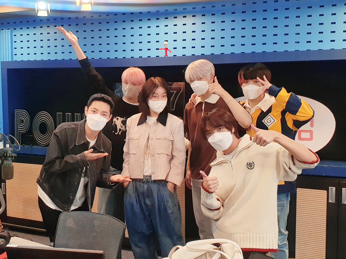 zuihaodedinu's tweet photo. 제노 베이지 새부리형 마스크 쓰는구나
역시 예쁜애들은 달라 https://t.co/z8TTQgiEjK