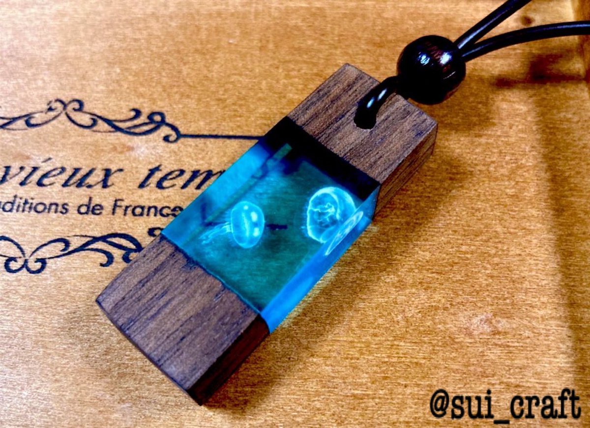 sui_craft's tweet photo. #新しい出会いがある季節にまだ知らない素敵な作品に出会えるタグ

ウッドレジン×クラゲ(水中の生き物)をコンセプトに作っています！🪵
よかったら見てください☺️✨

#レジン #レジンアクセサリー
#ハンドメイド #レジン好きと繋がりたい https://t.co/d64WnKWPdA