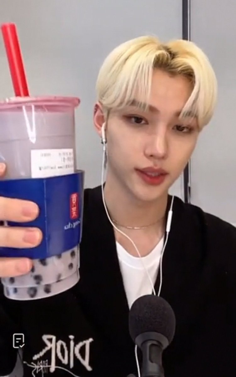Felix_0915_SKZ's tweet photo. 【Felix's 🐥 favorite items】
TikTok LIVE March 29 2022
"Gong cha"   Taro milk tea and pearls
🥤🔗https://t.co/3QNAoj30dN 

＋
#StrayKids #스트레이키즈 #Felix #필릭스 #이용복 #フィリックス #Felixstyle https://t.co/II6PACcrUE