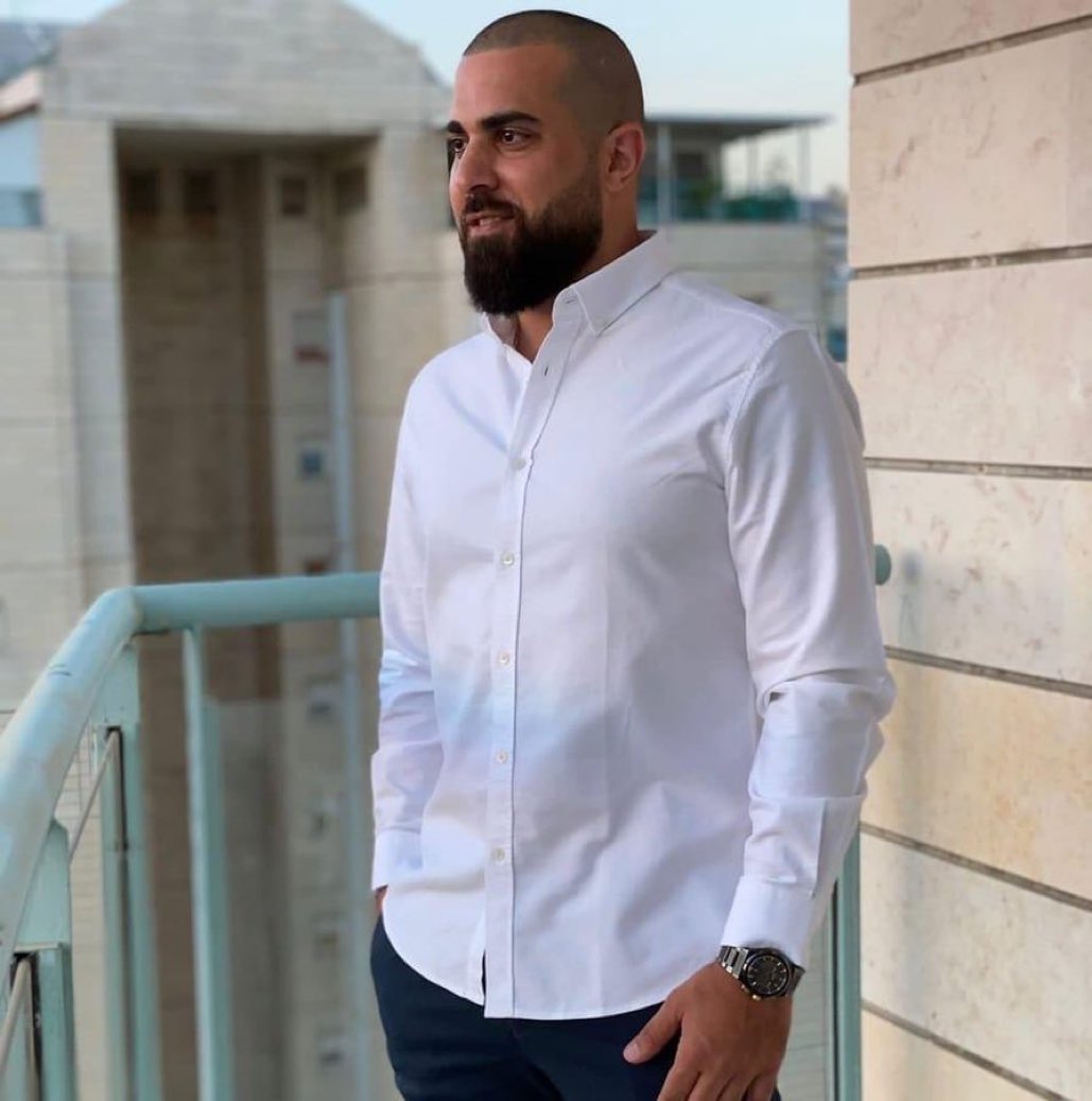 srodan's tweet photo. Israël: Amir Houri était policier. Pour arrêter le terroriste il s’est jeté sur lui. Il est décédé des suites de ses blessures. Il était Arabe israélien. Il avait 30 ans. Amir est un héros! Pensées à sa famille et à la nation israélienne en deuil aujourd’hui https://t.co/xf4e5YPXiv