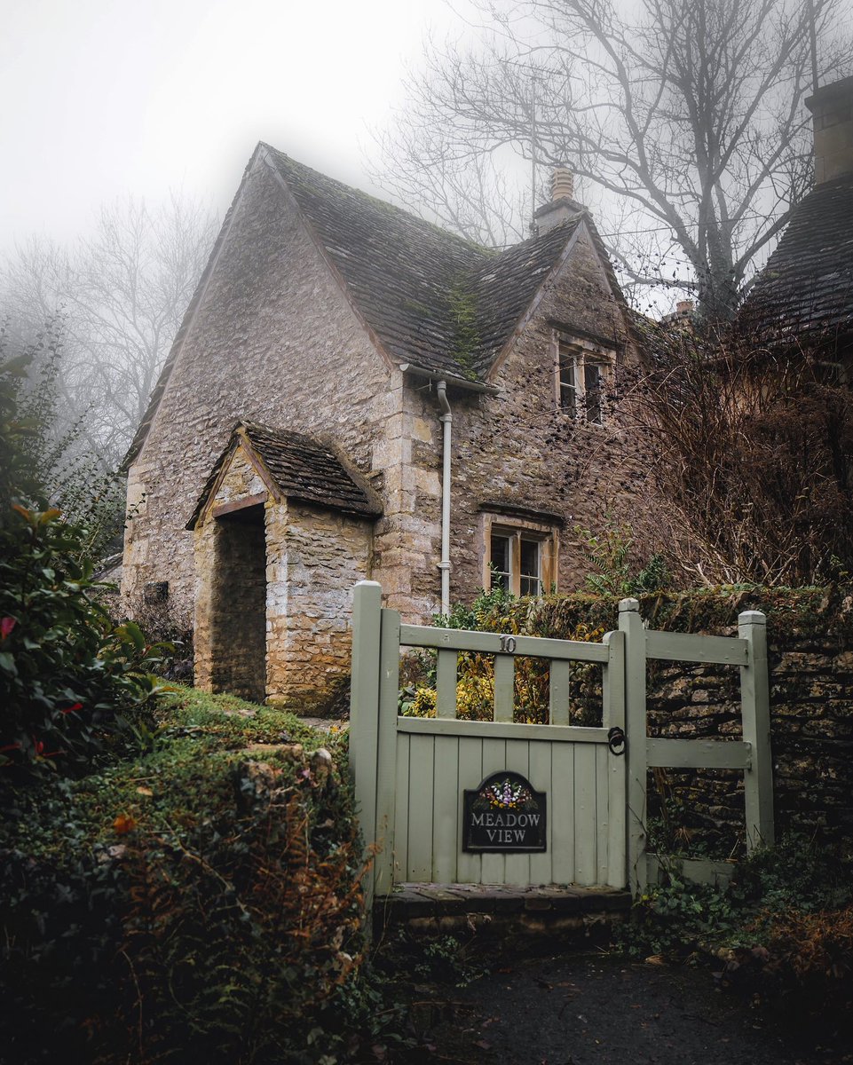 cotswolds_uk's tweet photo. ✨WHICH HOUSE WEDNESDAY✨
Choose the home you would most like to live in 💛
It’s number 2 for us; that garden is just divine!
Stunning #homes captured around The #Cotswolds by Adam, @adamjason1 (Insta)✨
📍Locations:
1️⃣ #Bibury
2️⃣ #Malmesbury
3️⃣ #GreatTew
4️⃣ #UpperSlaughter https://t.co/7doZRmDG5V