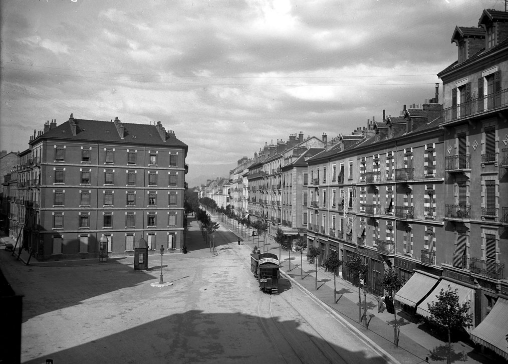 bmgrenoble's tweet photo. Reconnaissez vous cette rue bien connue de Grenoble photographiée par Emile Duchemin (1862-1914) ? 📷
Elle était bien vide à l'époque 😉.
Bibliothèque municipale de Grenoble. Collection SDAP #Grenoble #Patrimoine #Photoancienne https://t.co/dTpfRzLvzP