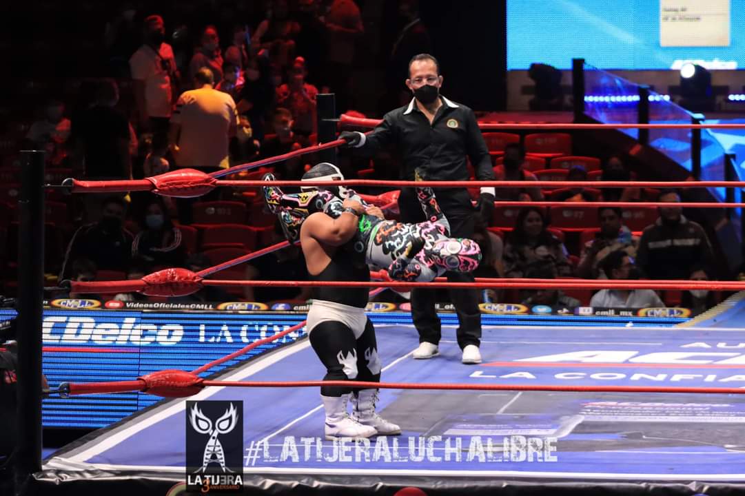 LaTijeraLucha's tweet photo. Densacional micro batallita, #MicroGemeloDiabloI #MicroGemeloDiabloII y #MicroAngel logran vencer a #Chamuel #PericoZacarias y #Mije,encuentro que levantó al público de su asiento,uno de los #MicroGemelosDiablo salió con un fuerte golpe en el rostro después de un lance.
#latijera https://t.co/1iSBYEPZ4v