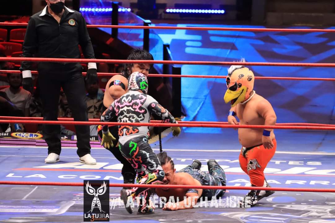 LaTijeraLucha's tweet photo. Densacional micro batallita, #MicroGemeloDiabloI #MicroGemeloDiabloII y #MicroAngel logran vencer a #Chamuel #PericoZacarias y #Mije,encuentro que levantó al público de su asiento,uno de los #MicroGemelosDiablo salió con un fuerte golpe en el rostro después de un lance.
#latijera https://t.co/1iSBYEPZ4v