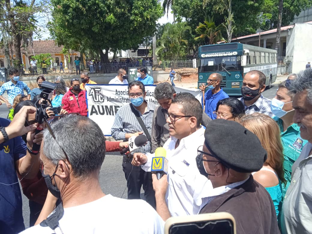 LilianaCMY's tweet photo. Desde la @UCarabobo rechazamos las tablas salariales impuestas desde el Ministerio por ser vilatorias de las leyes laborales exigimos sean respetados la intangibilidad y progresividad de nuestros derechos. #SalarioDignoYa #OnapreNosEstafa 
@OITnoticias @mbachelet @CIDH @FAPUV https://t.co/naDPw7V1EA