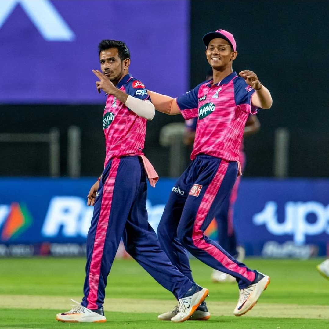 SW_24x7's tweet photo. পুণের ২২ গজে তখন ভেল্কি দেখাচ্ছেন যুজবেন্দ্র চাহল। গ্যালারিতে তাঁর ছবি ক্যামেরাবন্দী করছেন স্ত্রী ধনশ্রী ভার্মা চাহল। 
#IPL #IPL2022 #IPLT20 #YuzvendraChahal #yuzichahal #dhanashreeverma #rajasthanroyals #HallaBol #cricket #sports 

Pic Courtesy: Twitter Rajasthan Royals https://t.co/wv76NvfLmB