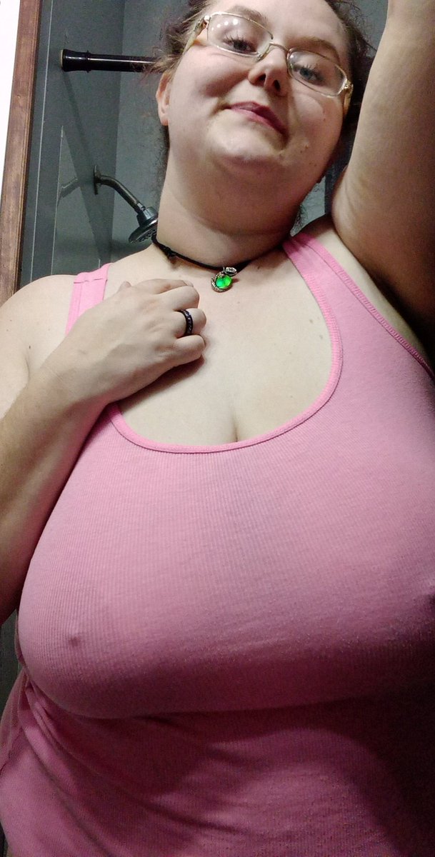 Stoned_Cold_Fox's tweet photo. Heyyy yall. Sorry I dropped off the face of the earth. Things got a little hectic. I'm working on some new content now. Been a little behind on it. But here's some recent photos for yall.  😘😘 https://t.co/zWEFcvlbw3