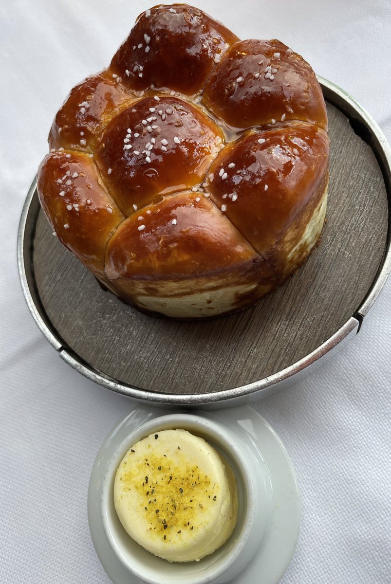 eatinglasvegas's tweet photo. Totally underrated indicator(s) of quality: the yeastiness of the bread, the temperature of the butter, and the strength of the soup. @WynnLasVegas #SWSteakhouse 🍞🧈🍲 https://t.co/RuifiOnhyA