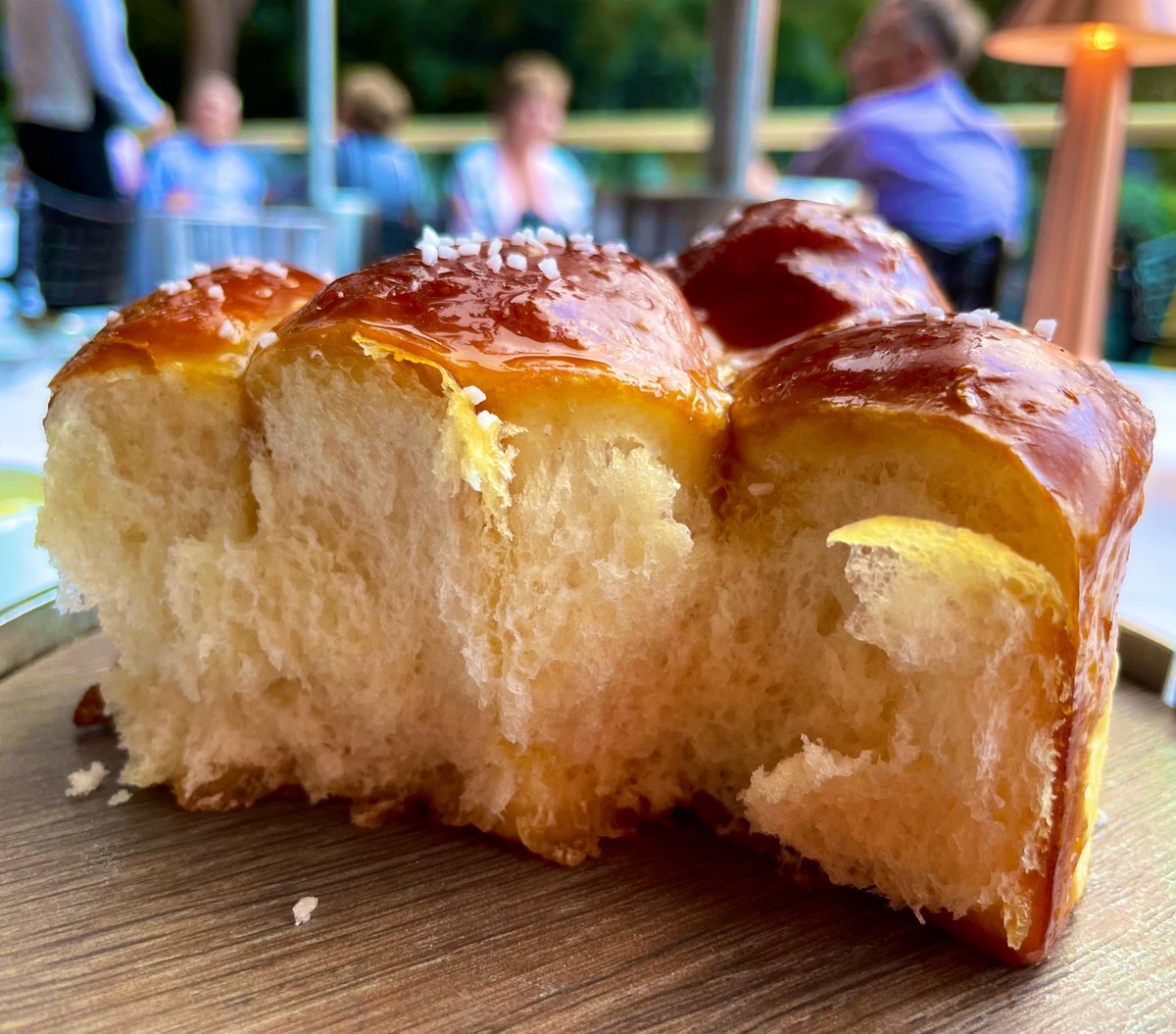 eatinglasvegas's tweet photo. Totally underrated indicator(s) of quality: the yeastiness of the bread, the temperature of the butter, and the strength of the soup. @WynnLasVegas #SWSteakhouse 🍞🧈🍲 https://t.co/RuifiOnhyA