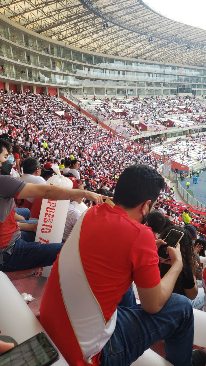 HotelWimbledon's tweet photo. La cábala funcionó. ¡Bendiciendo a mis engreídos desde cerca!🍫 #EliminatoriasSudamericanas #Qatar2022 #PeruvsParaguay #EmiratosÁrabesUnidos #Peru https://t.co/5XkJTkAVYf
