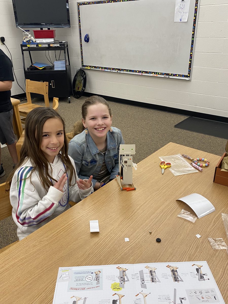 More STEM and a finished product!  Walking robots and hydraulic claws.  Amazing!  ⁦<a href="/NSDCarver/">Carver Elementary</a>⁩ ⁦<a href="/Satothaburr/">Satotha Burr</a>⁩ ⁦<a href="/R5Foundation/">Neosho R5 Foundation</a>⁩