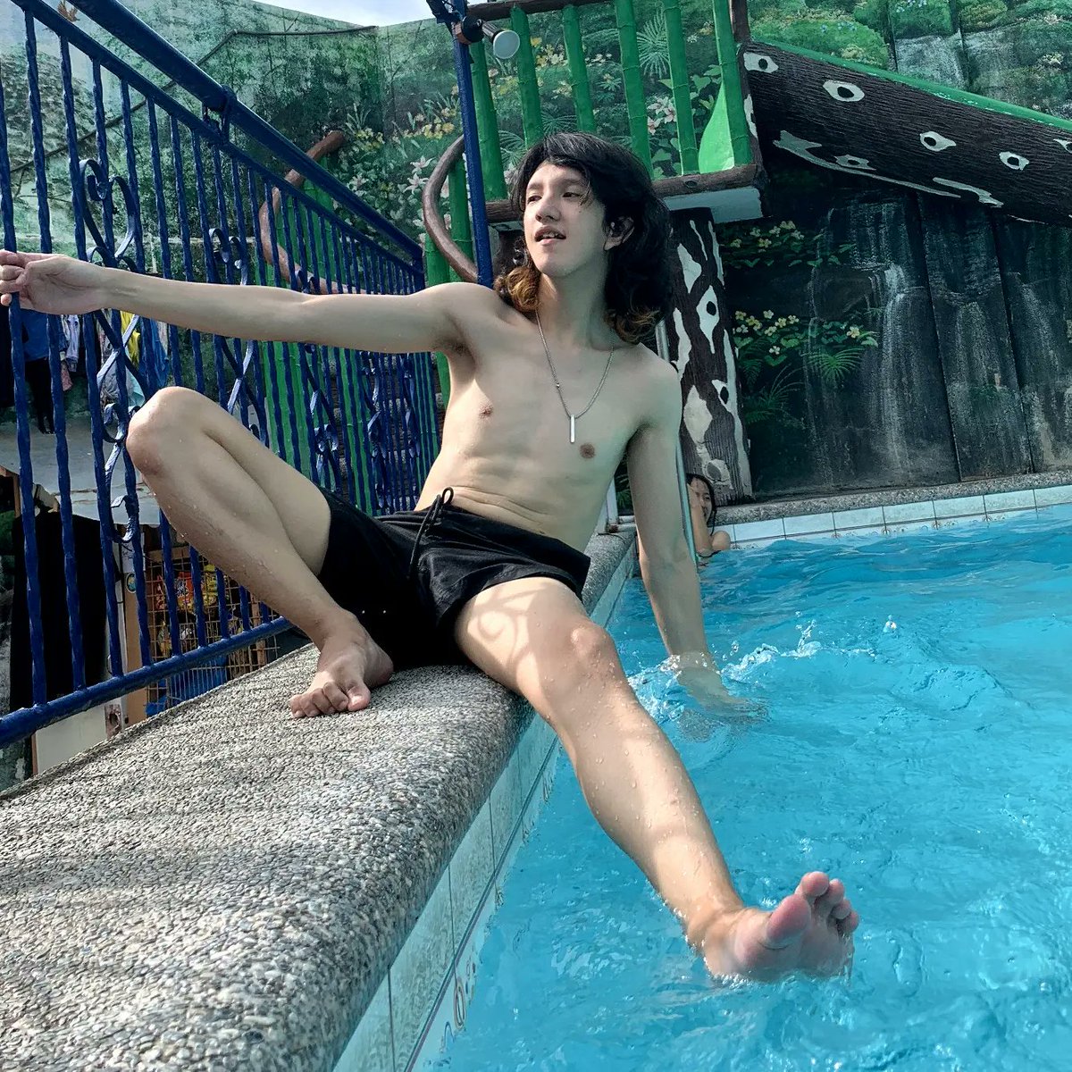 MeowCoffee17's tweet photo. Chilllllling~~~ #swimboy https://t.co/6ApzZEaCUk