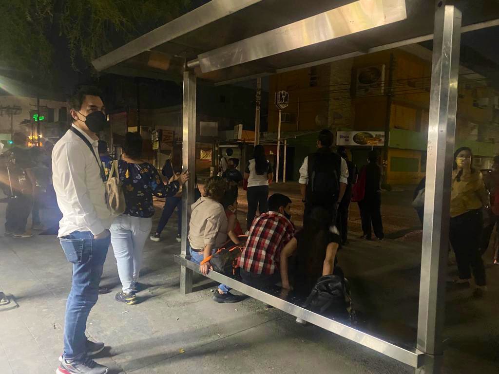 elpatozambrano's tweet photo. Saludos desde la Alameda Mariano Escobedo 8:30pm. La parada abarrotada, gente molesta. La mayoría espera hasta hora 1/2 y andan desde las 5am.
¿Cuando se bajarán de la camioneta? ¿Cuando darán la cara por la gente? @CongresoNL @nuevoleon @mtygob  
¡Decepción! https://t.co/YzHqpsgEDj