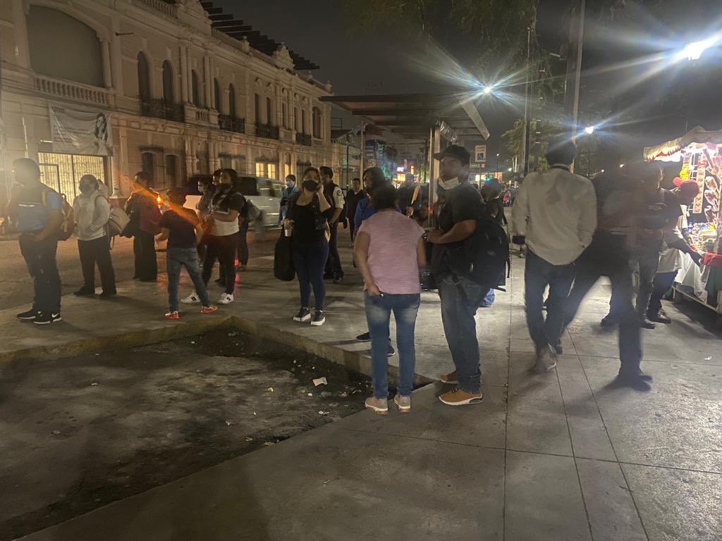 elpatozambrano's tweet photo. Saludos desde la Alameda Mariano Escobedo 8:30pm. La parada abarrotada, gente molesta. La mayoría espera hasta hora 1/2 y andan desde las 5am.
¿Cuando se bajarán de la camioneta? ¿Cuando darán la cara por la gente? @CongresoNL @nuevoleon @mtygob  
¡Decepción! https://t.co/YzHqpsgEDj
