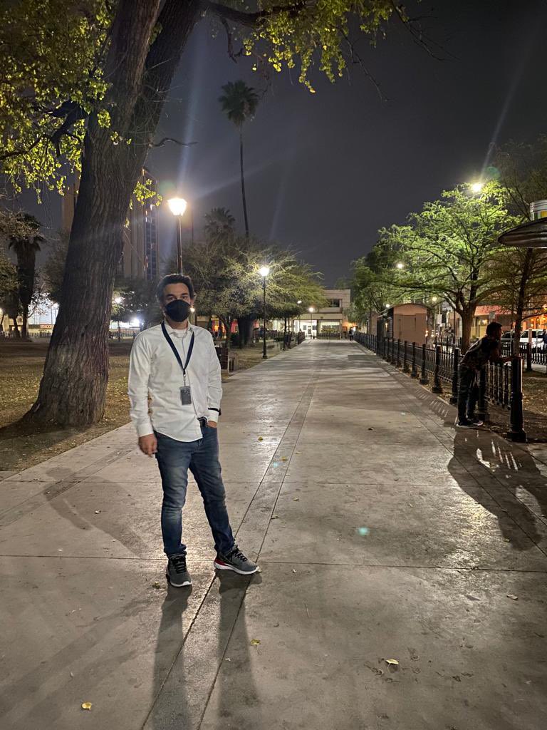 elpatozambrano's tweet photo. Saludos desde la Alameda Mariano Escobedo 8:30pm. La parada abarrotada, gente molesta. La mayoría espera hasta hora 1/2 y andan desde las 5am.
¿Cuando se bajarán de la camioneta? ¿Cuando darán la cara por la gente? @CongresoNL @nuevoleon @mtygob  
¡Decepción! https://t.co/YzHqpsgEDj