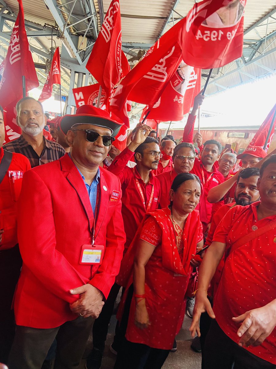 harshbh93's tweet photo. Visionary leader of railways….lal salam to our leader COM @venupnair_nrmu SIR….front against privatisation and bann of nps ….NRMU ZINDABAD 🚩🚩🚩#youthleader https://t.co/uBwT3w2Aoz